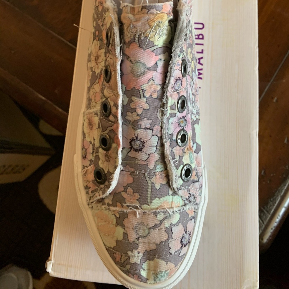 NEW GREY FLORAL BLOWFISH